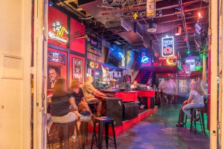 Foto de Nueva Orleans, Estados Unidos - 24 de octubre de 2023: Pubs and bars with neon lights in the French Quarter, downtown New Orleans. - Imagen libre de derechos