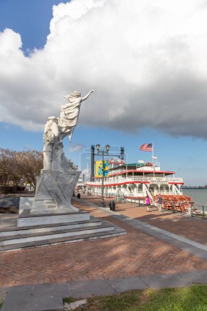 Photo for New Orleans, USA - October 24, 2023: Steamboat city of new orleans at the pier  at Mississippi River near the Monument To The Immigrant. The steamboat is still in Operation for touristic events. - Royalty Free Image