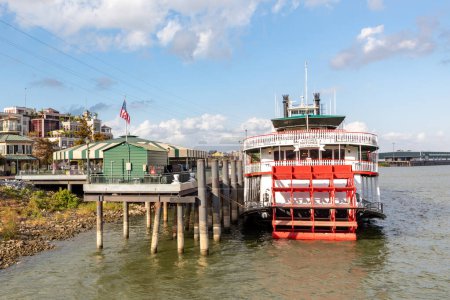 Foto de Nueva Orleans, Estados Unidos - 24 de octubre de 2023: Vapor Natchez antes de su crucero diario por el río Misisipi. El Natchez es el último barco de vapor auténtico en operación en el río. - Imagen libre de derechos