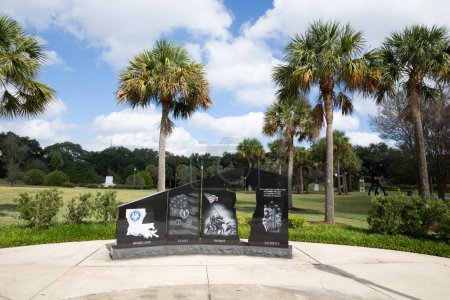 Foto de Baton Rouge, EE.UU. - 24 de octubre de 2023: memorial en el parque conmemorativo Lousiana Veterans para recordar a los soldados caídos. - Imagen libre de derechos