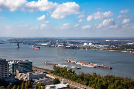 Foto de Baton Rouge, Estados Unidos - 23 de octubre de 2023: vista panorámica al centro de Baton Rouge y al río Mississippi a la luz de la mañana, Louisiana, Estados Unidos - Imagen libre de derechos
