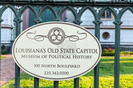 Foto de Baton Rouge, Estados Unidos - 23 de octubre de 2023: señalización con la historia del antiguo capitolio estatal de Luisiana en Baton Rouge, Estados Unidos - Imagen libre de derechos