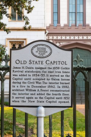Foto de Baton Rouge, Estados Unidos - 23 de octubre de 2023: señalización con la historia del antiguo capitolio estatal de Luisiana en Baton Rouge, Estados Unidos - Imagen libre de derechos