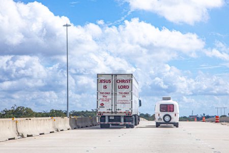 Téléchargez les photos : Lkae Charles, États-Unis - 23 octobre 2023 : camion avec message Jésus Christ est Seigneur sur son camion sur la route en Louisiane, États-Unis. - en image libre de droit