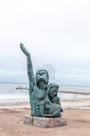Téléchargez les photos : Galveston, États-Unis - 10 novembre 2023 : plage de sable vide avec grande statue d'orage à Galveston, Texas. L'histoire derrière une statue perdue honorant les victimes de l'ouragan mortel de Galveston en 1900. - en image libre de droit