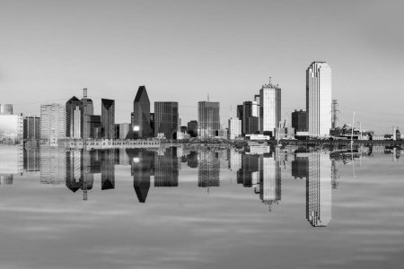 Foto de Dallas, EE.UU. - 6 de noviembre de 2023: horizonte panorámico al final de la tarde en Dallas, Texas, EE.UU. - Imagen libre de derechos