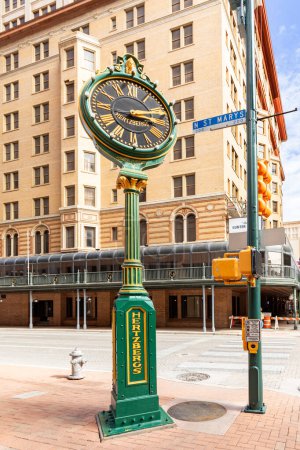 Foto de San Antonio, Estados Unidos - 31 de octubre de 2023: El Reloj Hertzberg es un hito histórico ubicado en la intersección de las calles Houston y St Mary 's y fue instalado en 1878. San Antonio, Texas, Estados Unidos. - Imagen libre de derechos