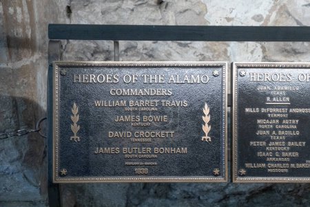 Foto de San Antonio, Estados Unidos - 31 de octubre de 2023: plato con los nombres de los comandantes caídos en la batalla de Alamo. - Imagen libre de derechos