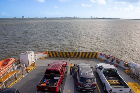 Foto de Bolívar, Estados Unidos - 28 de octubre de 2023: ferry desde el puerto de Bolívar a Galveston. El ferry es gratuito y opera todos los 20 minutos. - Imagen libre de derechos