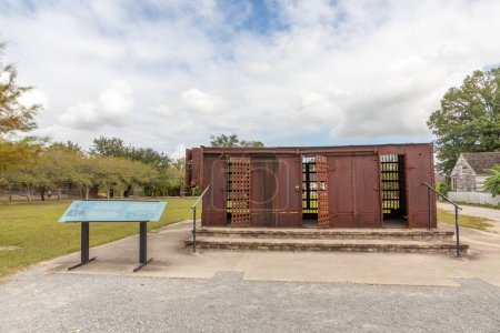 Foto de Vacherie, Estados Unidos - 27 de octubre de 2023: prisión de plantaciones de hierro en Vacherie, Texas. La plantación sirve hoy en día como un museo para mostrar la historia de la esclavitud y las mansiones del sur. - Imagen libre de derechos