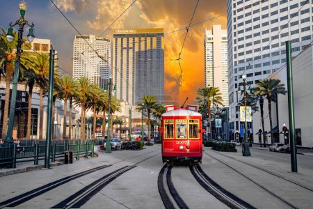 Foto de Nueva Orleans, Estados Unidos - 25 de octubre de 2023: la gente en Nueva Orleans usa el tranvía temprano en la mañana para ir a la ciudad y trabajar. - Imagen libre de derechos