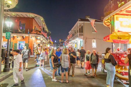 Foto de Nueva Orleans; Estados Unidos - 24 de octubre de 2023: la gente visita Pubs y bares con luces de neón en el Barrio Francés, en el centro de Nueva Orleans. - Imagen libre de derechos