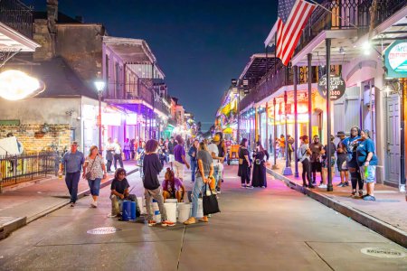 Téléchargez les photos : Nouvelle-Orléans ; États-Unis - 24 octobre 2023 : les gens visitent les pubs et les bars avec des néons dans le quartier français, au centre-ville de la Nouvelle-Orléans. - en image libre de droit