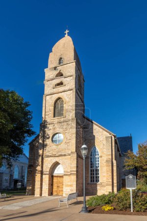 Téléchargez les photos : Fredericksburg, États-Unis - 1er novembre 2023 : ancienne église St. Marys à Fredericksburg dans le style colonial ancien, Texas - en image libre de droit