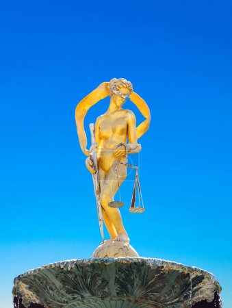 Téléchargez les photos : San Antonio, États-Unis - Le 31 octobre 2023 : Lady Justice Statue sur fontaine d'eau avec San Antonio Downtown Building en arrière-plan, Texas, États-Unis - en image libre de droit