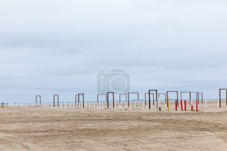 Téléchargez les photos : Plage de sable vide avec marqueur pour les voitures à l'océan par mauvais temps, Galveston, Texas, USA - en image libre de droit