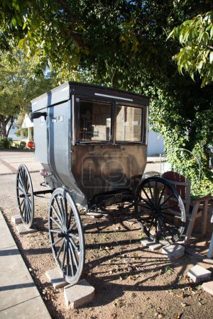 Foto de La calle principal en Fredericksburg, Texas con un estacionamiento de caballos amish en la acera - Imagen libre de derechos