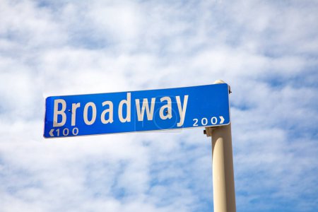 Foto de Street sign Broadway downtown in San Antonio, Texas, Estados Unidos - Imagen libre de derechos