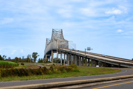 Téléchargez les photos : Pont du Mississippi avec rue à Wallace, Louisiane, USA - en image libre de droit