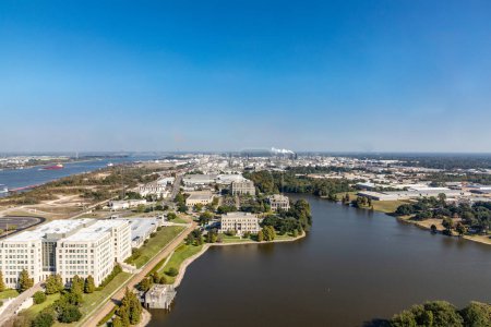 Téléchargez les photos : Vue de la tour de la capitale de l'État à Baton Rouge au lac de la capitale et aux zones industrielles, Louisiane - en image libre de droit