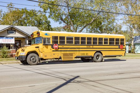 Foto de Boerne, Estados Unidos - 2 de noviembre de 2023: autobuses escolares en camino en Boerne, Texas, Estados Unidos. Los autobuses escolares son gratuitos para los alumnos en los EE.UU.. - Imagen libre de derechos