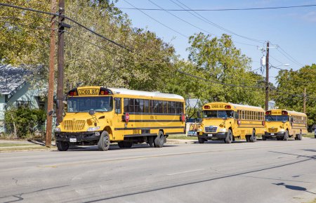 Foto de Boerne, Estados Unidos - 2 de noviembre de 2023: autobuses escolares en camino en Boerne, Texas, Estados Unidos. Los autobuses escolares son gratuitos para los alumnos en los EE.UU.. - Imagen libre de derechos