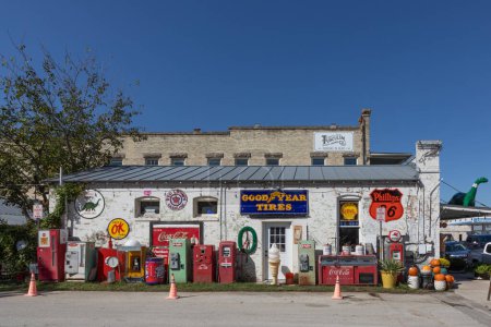Foto de Boerne, Estados Unidos - 2 de noviembre de 2023: antiguos edificios antiguos de estilo y decoración occidental en Boerne, Texas, Estados Unidos. - Imagen libre de derechos