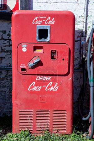 Foto de Boerne, Estados Unidos - 2 de noviembre de 2023: vieja máquina vendedora de coca cola en Boerne, Texas, Estados Unidos. - Imagen libre de derechos