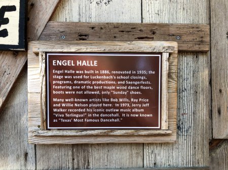 Foto de Luckenbach, EE.UU. - 2 de noviembre de 2023: señalización para explicar la historia de Luckenbach engel dance hall - Imagen libre de derechos