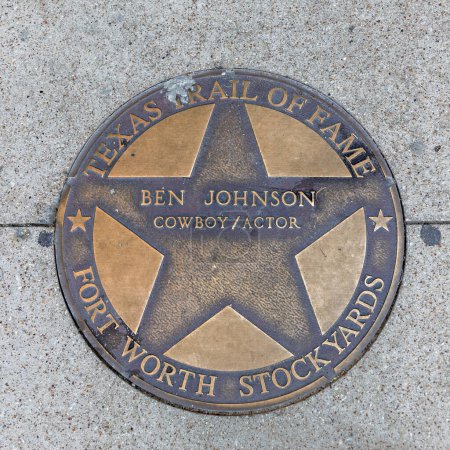 Téléchargez les photos : Fort Worth, Texas - 4 novembre 2023 : la piste de renommée du Texas honore le cow-boy Ben Johnson avec une plaque au loup de renommée à Fort Worth Stockyards. - en image libre de droit