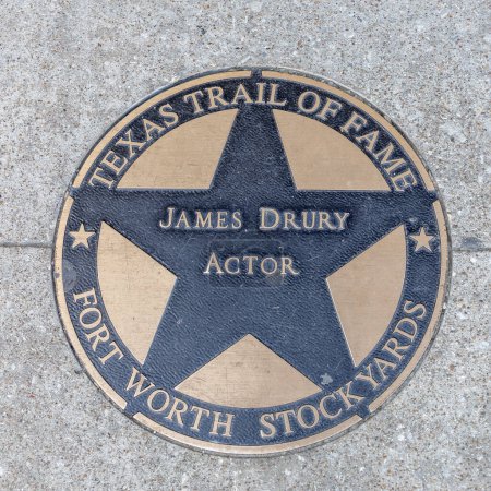 Foto de Fort Worth, Texas - 4 de noviembre de 2023: el rastro de la fama de Texas honra a James Drury con un plato en el wolk of fame en Fort Worth Stockyards. - Imagen libre de derechos