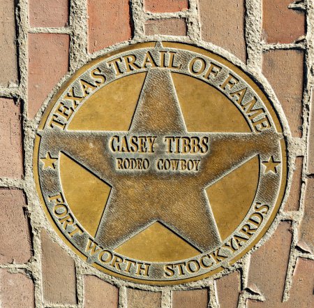 Foto de Fort Worth, Texas - 4 de noviembre de 2023: el sendero de la fama de Texas honra a Casey Tibbs con un plato a pie de fama en Fort Worth Stockyards. - Imagen libre de derechos