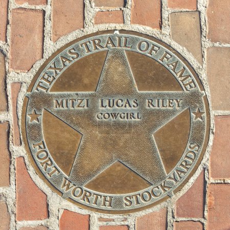 Téléchargez les photos : Fort Worth, Texas - Novembre 4, 2023 : piste de renommée texas honore cow-girl mitzi lucas Riley avec une plaque à pied de la renommée à Fort Worth Stockyards. - en image libre de droit