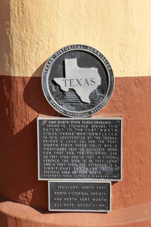 Foto de Fort Worth, Texas - 4 de noviembre de 2023: medallón de la Comisión Histórica de Texas en honor a Stockyards, el antiguo mercado de ganado en Fort Worth. - Imagen libre de derechos