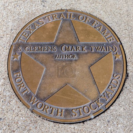 Foto de Fort Worth, Texas - 4 de noviembre de 2023: el sendero de la fama de Texas honra a Clemens Mark Twain con un plato a pie de fama en Fort Worth Stockyards. - Imagen libre de derechos