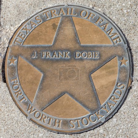 Foto de Fort Worth, Texas - 4 de noviembre de 2023: texas trail of fame honors j. Frank Dobie with a plate at walk of fame in Fort Worth Stockyards. - Imagen libre de derechos