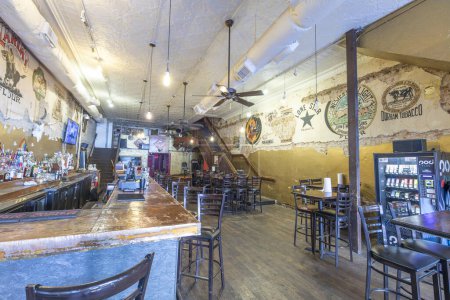 Foto de Fort Worth, Texas - 4 de noviembre de 2023: antiguo bar en el centro de Fort Worth en estilo tradicional, decoración grunge, muebles antiguos. - Imagen libre de derechos