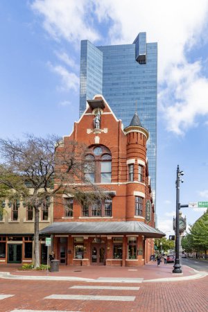 Téléchargez les photos : Fort Worth, Texas - 4 novembre 2023 : Wells Fargo tower and historic bar and living house in Fort Worth at Main street. - en image libre de droit