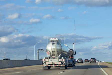 Téléchargez les photos : Austin, Texas - 3 novembre 2023 : chevauchant vers le nord à l'Interstate 35 avec des camions sur la route. - en image libre de droit