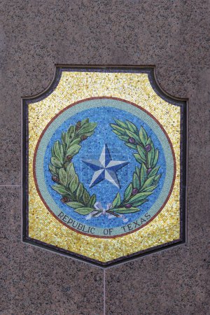 Foto de Austin, Texas - 3 de noviembre de 2023: Escudo de armas para la república de Texas, ubicado en el frente de la Biblioteca Estatal de Texas en Austin, Estados Unidos. - Imagen libre de derechos
