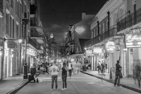 Foto de Nueva Orleans, Estados Unidos - 24 de octubre de 2023: Pubs and bars with neon lights in the French Quarter, downtown New Orleans. - Imagen libre de derechos