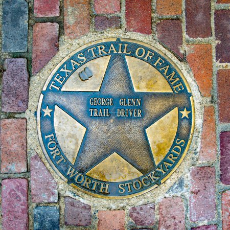 Foto de Fort Worth, Texas - 5 de noviembre de 2023: el sendero de la fama de Texas honra al antiguo conductor de senderos George Glenn con un plato a pie de la fama en Fort Worth. - Imagen libre de derechos