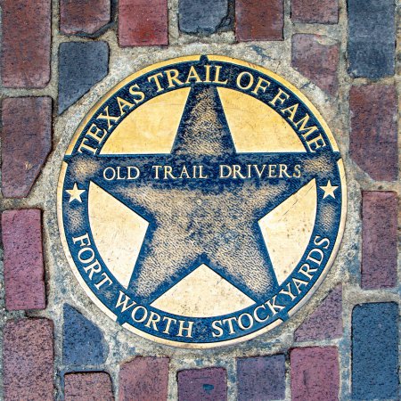 Foto de Fort Worth, Texas - 5 de noviembre de 2023: el sendero de la fama de Texas honra a los antiguos conductores de senderos con un plato en el paseo de la fama en Fort Worth. - Imagen libre de derechos
