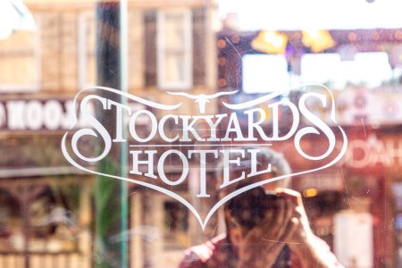 Foto de Fort Worth, Texas - 5 de noviembre de 2023: publicidad del hotel Stockyards en una ventana del famoso hotel de Fort Worth. - Imagen libre de derechos