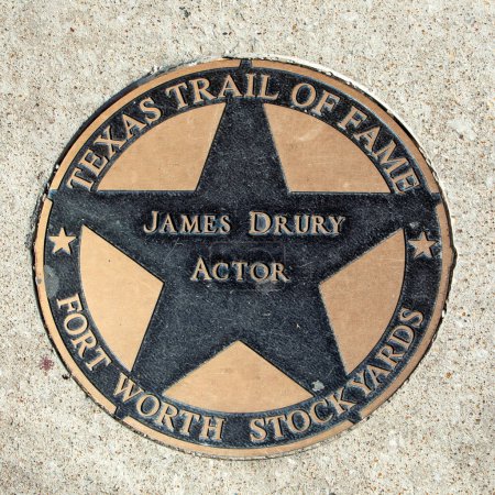 Téléchargez les photos : Fort Worth, Texas - 5 novembre 2023 : le sentier de la renommée du Texas honore James Drury avec une plaque à la marche de la renommée à Fort Worth. - en image libre de droit