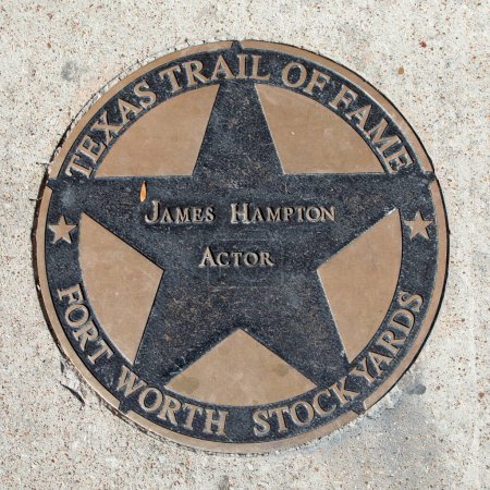 Foto de Fort Worth, Texas - 5 de noviembre de 2023: el sendero de la fama de Texas honra a James Hampton con un plato a pie de fama en Fort Worth. - Imagen libre de derechos