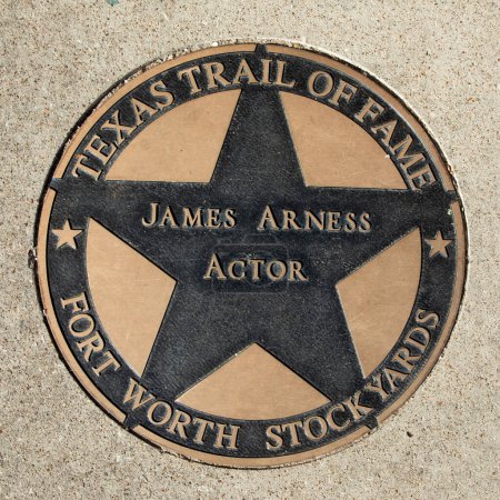 Foto de Fort Worth, Texas - 5 de noviembre de 2023: el sendero de la fama de Texas honra a James Arness con un plato a pie de fama en Fort Worth. - Imagen libre de derechos