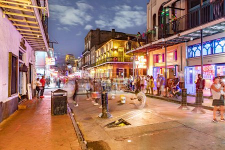 Téléchargez les photos : New Orleans, États-Unis - 24 octobre 2023 : Pubs et bars avec néons dans le quartier français, au centre-ville de la Nouvelle-Orléans. - en image libre de droit