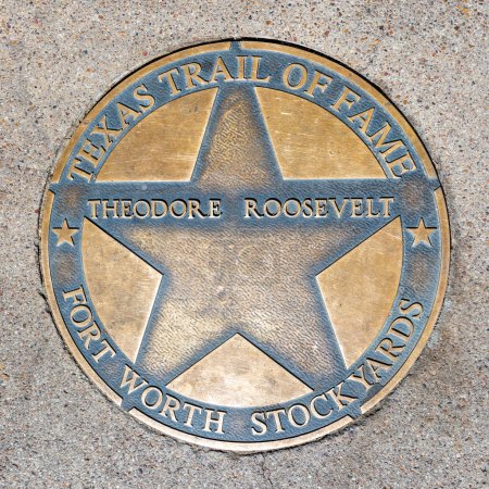 Foto de Fort Worth, Texas - 5 de noviembre de 2023: el sendero de la fama de Texas honra a Theodore Roosevelt con un plato a pie de fama en Fort Worth. - Imagen libre de derechos