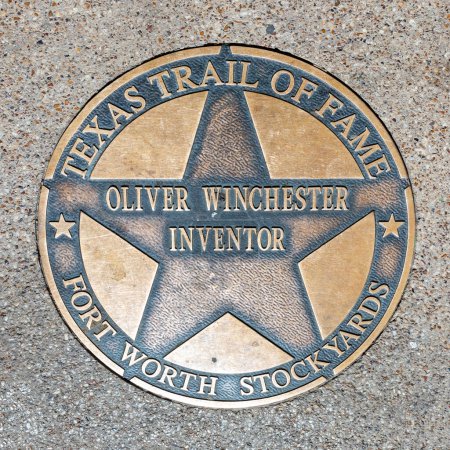 Foto de Fort Worth, Texas - 5 de noviembre de 2023: el sendero de la fama de Texas honra a Oliver Winchester con un plato a pie de fama en Fort Worth - Imagen libre de derechos
